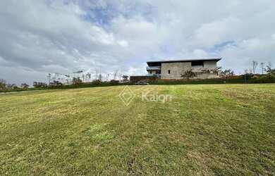 Imagem: O terreno possui 3.387m² de Área e está localizado em Porto