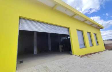 Imagem: O depósito para alugar possui 4 Vagas na garagem e 390m² de