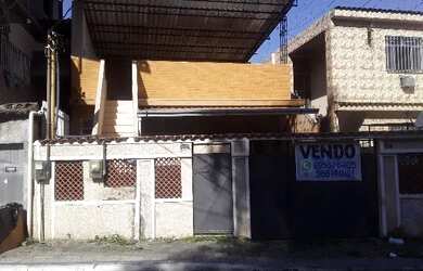 Imagem: A casa possui 3 Dormitórios, 2 Banheiros, 1 Vaga na garagem