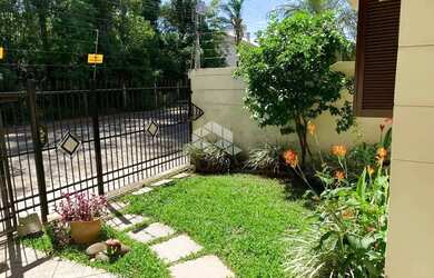 Imagem: A casa possui 3 Dormitórios, 2 Banheiros, 2 Vagas na garagem