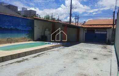 Imagem: A casa possui 2 Dormitórios, 1 Banheiro, 4 Vagas na garagem