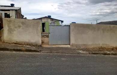 Imagem: A casa possui 2 Dormitórios e 1 Banheiro e está localizado