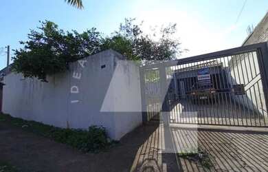 Imagem: A casa possui 3 Dormitórios, 2 Banheiros, 2 Vagas na garagem