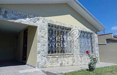 Imagem: A casa possui 3 Dormitórios, 2 Banheiros, 2 Vagas na garagem