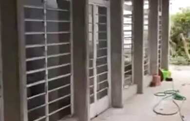 Imagem: A casa possui 4 Dormitórios, 2 Banheiros, 2 Vagas na garagem