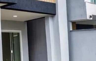 Imagem: A casa possui 3 Dormitórios, 1 Banheiro, 1 Vaga na garagem