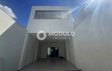 Imagem: A casa possui 3 Dormitórios, 4 Banheiros, 3 Vagas na garagem