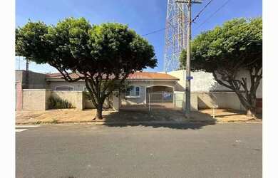 Imagem: A casa possui 3 Dormitórios, 4 Banheiros, 1 Vaga na garagem