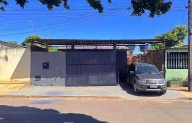 Imagem: A casa possui 2 Dormitórios, 1 Banheiro, 2 Vagas na garagem