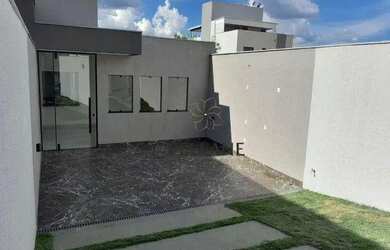 Imagem: A casa possui 3 Dormitórios, 2 Banheiros, 4 Vagas na garagem