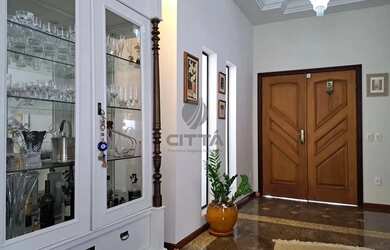 Imagem: A casa possui 5 Dormitórios, 5 Banheiros, 4 Vagas na garagem