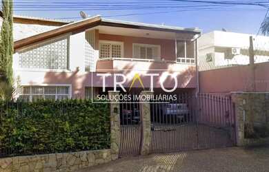 Imagem: A casa possui 4 Dormitórios, 3 Banheiros, 2 Vagas na garagem