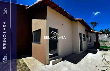 Imagem: A casa à venda possui 2 Dormitórios, 1 Banheiro, 2 Vagas na