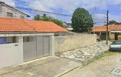 Imagem: A casa possui 2 Dormitórios, 1 Banheiro, 2 Vagas na garagem