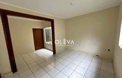 Imagem: A casa possui 3 Dormitórios, 2 Banheiros, 2 Vagas na garagem