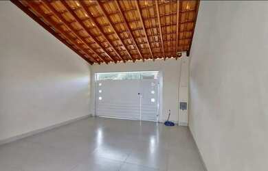 Imagem: A casa possui 2 Dormitórios, 2 Banheiros, 1 Vaga na garagem