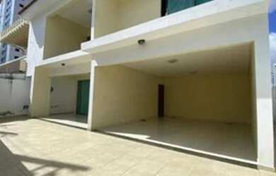 Imagem: A casa possui 4 Dormitórios, 4 Banheiros, 4 Vagas na garagem