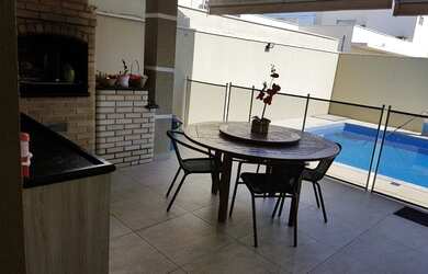 Imagem: A casa possui 3 Dormitórios, 3 Banheiros, 4 Vagas na garagem