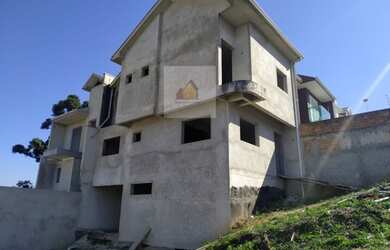 Imagem: A casa possui 3 Dormitórios, 3 Banheiros, 1 Vaga na garagem