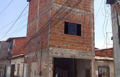 Imagem: A casa possui 2 Dormitórios, 1 Banheiro, 1 Vaga na garagem