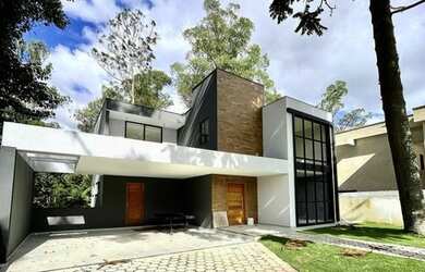 Imagem: A casa possui 4 Dormitórios, 5 Banheiros, 4 Vagas na garagem