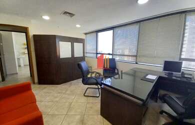 Imagem: O depósito possui 3 Vagas na garagem, 130m² de Área e está