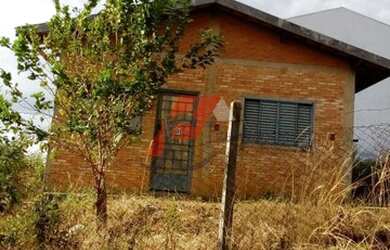 Imagem: A casa possui 2 Dormitórios, 1 Banheiro, 2 Vagas na garagem