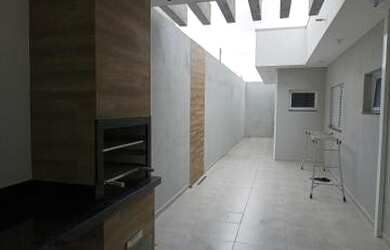 Imagem: A casa possui 3 Dormitórios, 2 Banheiros, 2 Vagas na garagem