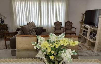 Imagem: A casa possui 3 Dormitórios, 3 Banheiros, 4 Vagas na garagem