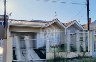 Imagem: A casa possui 3 Dormitórios, 2 Banheiros, 2 Vagas na garagem