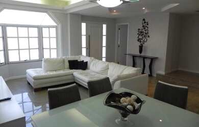 Imagem: A casa possui 3 Dormitórios, 3 Banheiros, 3 Vagas na garagem