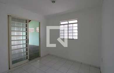 Imagem: A casa possui 2 Dormitórios, 1 Banheiro, 2 Vagas na garagem