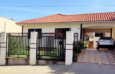 Imagem: A casa possui 3 Dormitórios, 2 Banheiros, 1 Vaga na garagem