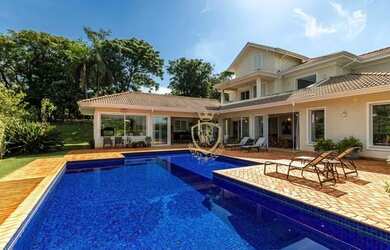 Imagem: A casa em condomínio possui 4 Dormitórios, 5 Banheiros, 5