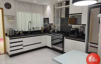 Imagem: A casa possui 3 Dormitórios, 4 Banheiros, 2 Vagas na garagem