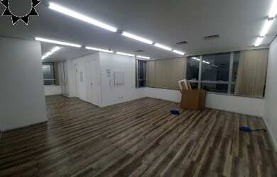 Imagem: O depósito possui 4 Vagas na garagem e 160m² de Área e está