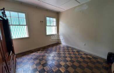 Imagem 11: Casa no bairro Petrópolis. Terreno de 11 metros de frente por 47 metros...