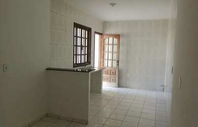 Imagem: A casa possui 2 Dormitórios, 1 Banheiro, 1 Vaga na garagem