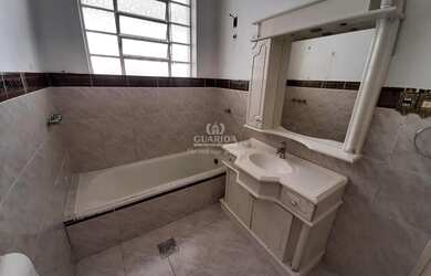 Imagem 13: Casa no bairro Petrópolis. Terreno de 11 metros de frente por 47 metros...