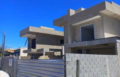 Imagem: A casa possui 4 Dormitórios, 5 Banheiros, 4 Vagas na garagem