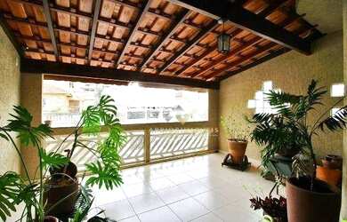 Imagem: A casa possui 3 Dormitórios, 2 Banheiros, 2 Vagas na garagem