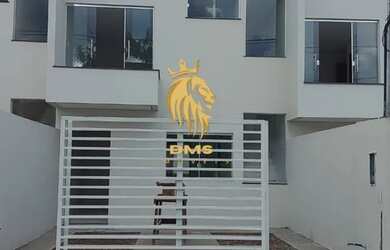 Imagem: A casa possui 3 Dormitórios, 3 Banheiros, 2 Vagas na garagem