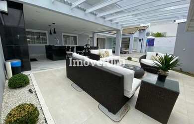 Imagem: A casa em condomínio possui 4 Dormitórios, 5 Banheiros, 2