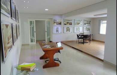 Imagem: A casa possui 5 Dormitórios, 5 Banheiros, 5 Vagas na garagem