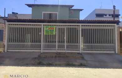 Imagem: A casa possui 4 Dormitórios, 4 Banheiros, 4 Vagas na garagem