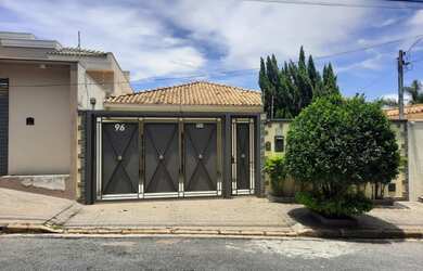 Imagem: A casa para alugar possui 3 Dormitórios, 2 Banheiros, 2 Vagas