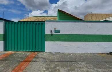 Imagem: A casa possui 4 Dormitórios, 2 Banheiros, 3 Vagas na garagem