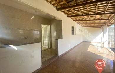 Imagem: A casa possui 3 Dormitórios, 2 Banheiros, 1 Vaga na garagem