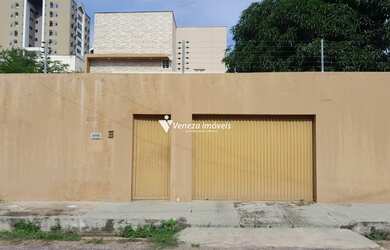 Imagem: A casa possui 4 Dormitórios, 3 Banheiros, 2 Vagas na garagem