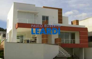 Imagem: A casa em condomínio possui 4 Dormitórios, 5 Banheiros, 4